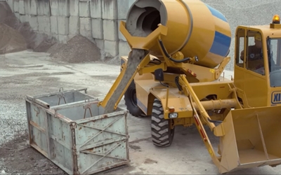 Процесс изготовления бетона М200 в бетономешалке